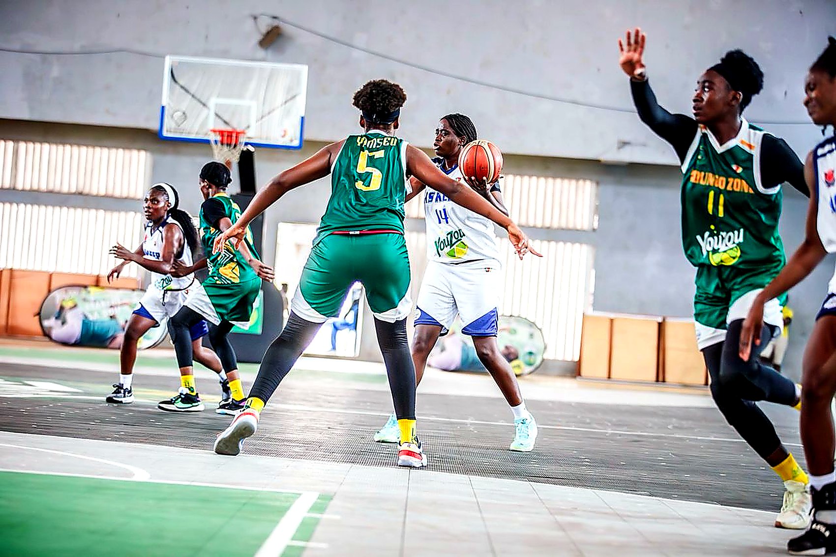 ASKB #14 protège le ballon face à Moungo Zone #5 · Élite One Dames 2026