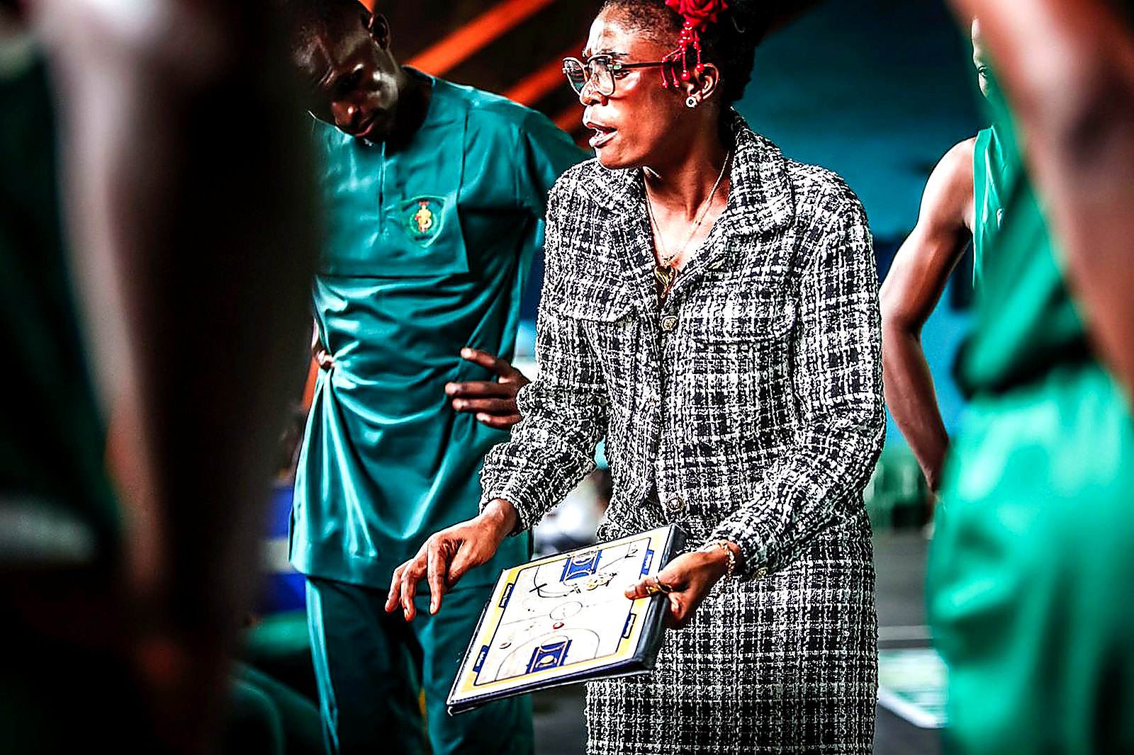 Coach Majolie de F.A.P. en pleine instruction tactique · Élite One Dames 2026