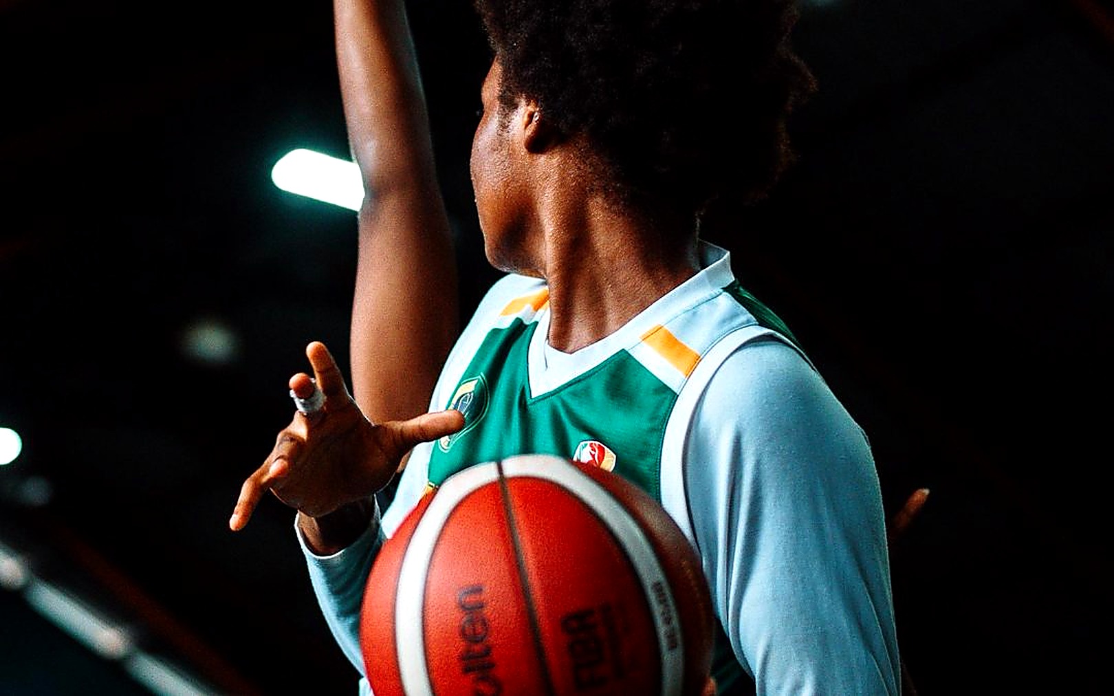 Lionne du Cameroun avec ballon FIBA officiel · Élite One Dames 2026