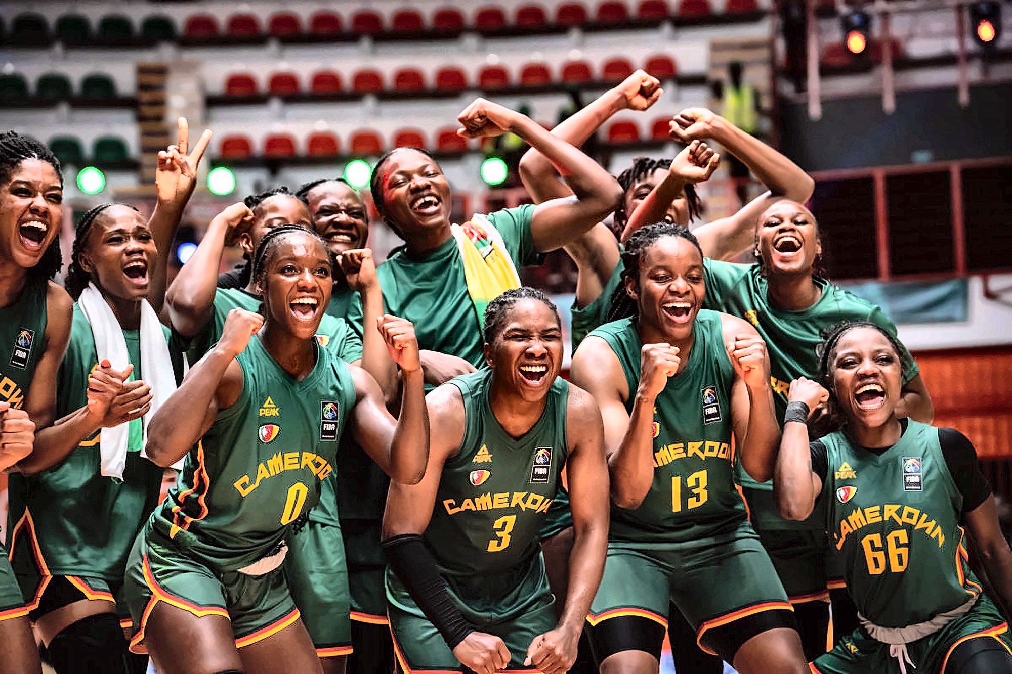 Lionnes Indomptables célèbrent à l'AfroBasket Women 2025 Abidjan — n°0, 3, 13, 66 visibles