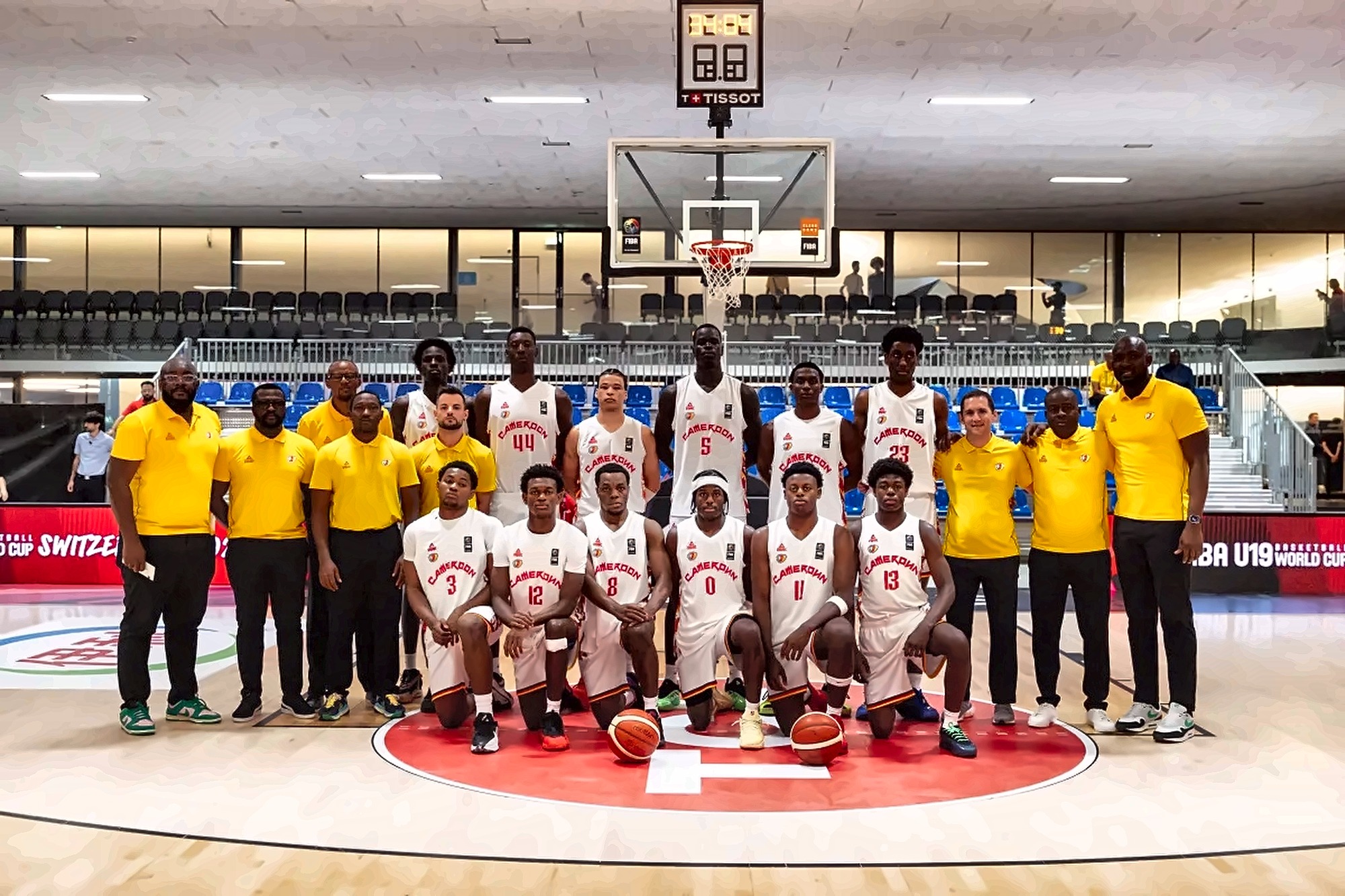 Lions U19 Cameroun · photo officielle FIBA U19 Basketball World Cup Switzerland 2025 — staff + joueurs au centre du terrain