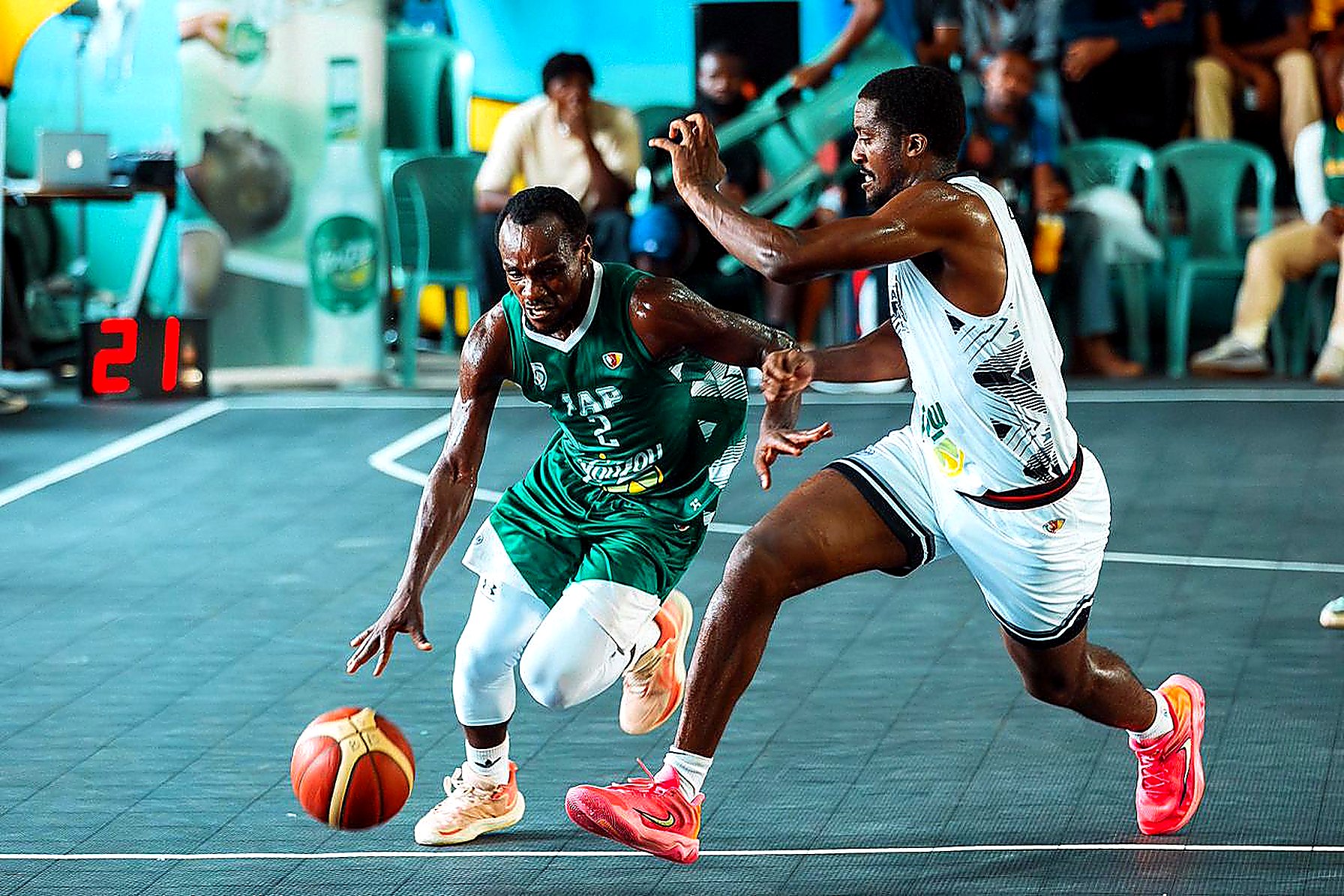 FAP #2 en pénétration face à un défenseur Douala Fire Birds · Élite One Messieurs 2026