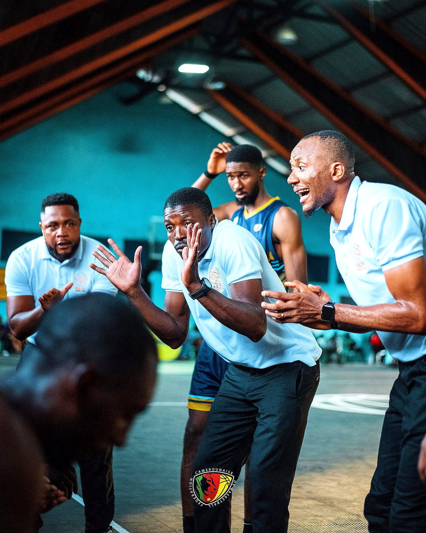Staff technique en pleine action sur le bench · Élite One Messieurs 2026